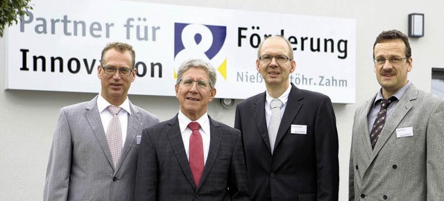 Glckwnsche zum Neubau am Flughafen ... Ralf Ehret-Nieen und  Michael Sthr   | Foto: christoph breithaupt