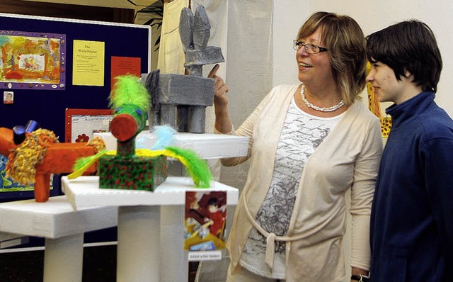 Besucher bewundern die Ausstellung des Kindergartens.   | Foto: Heidi Fssel