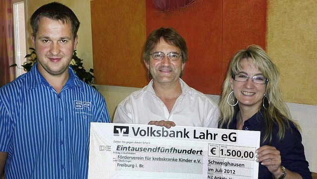Martin Krz(Kassenwart)  und Oberzunft...tte) den Scheck in Hhe von 1.500 Euro  | Foto: Walter Schmidt