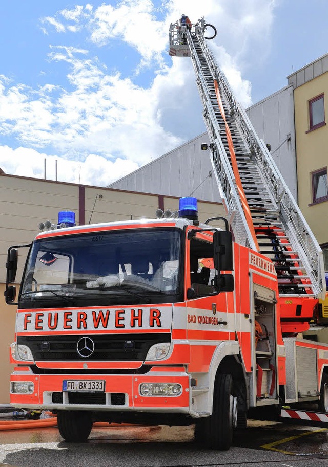 Hoch hinaus musste die Feuerwehr bei i...ung auf dem Gelnde der Firma Bilcare.  | Foto: Susanne Mller