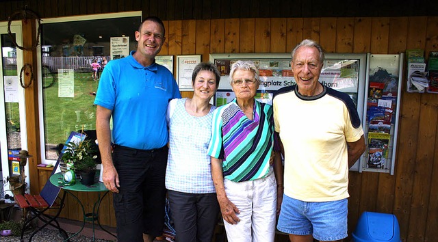 Zwei Inhaber-Generationen Evers: Vor 5...dolph  (von rechts nach links) weiter.  | Foto: Karin Heiss