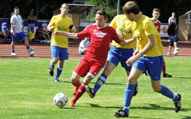 Der FV Lrrach-Brombach (in den roten ... Schritt schneller als der SV Herten.   | Foto: Jrn Kerckhoff