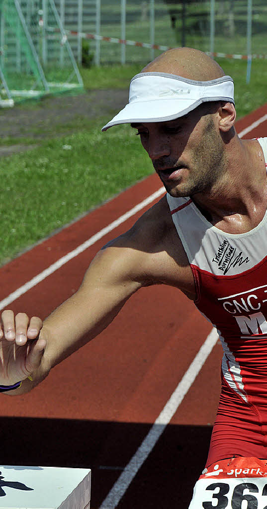 David Hinze mit dem Staffelsieger fast auf Augenhöhe Triathlon