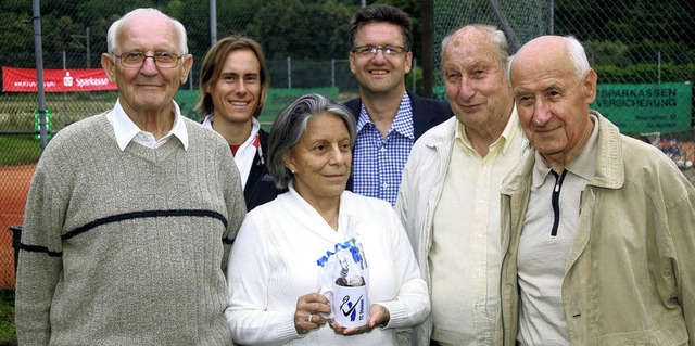 Hochprozentiges zum 40-jhrigen Besteh...lter Wilhelmi und Siegfried Gdemann.   | Foto: Heiner Fabry