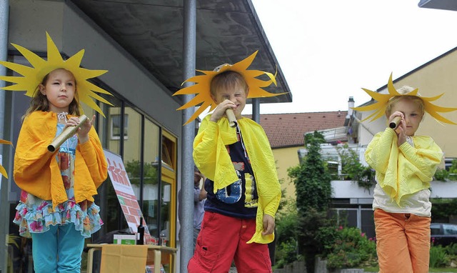 Sonnig: Die Kinder des Atzenbacher Kin...r leuchtende Augen bei den Senioren.   | Foto: Anja Bertsch