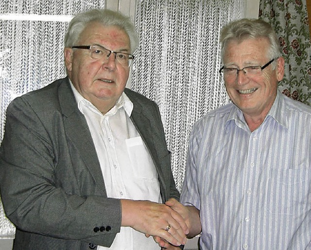 Fraktionsvorsitzender Heinz Intveen ve...det Kreisrat Karl Heinz Vogt (links).   | Foto: Privat