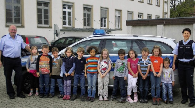 Alles ber den Polizeiberuf erfuhren K... einem Besuch im Schopfheimer Revier.   | Foto: Privat