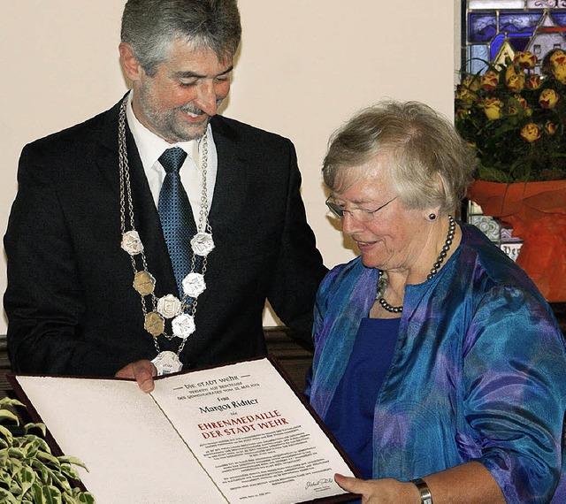 Brgermeister Michael Thater dankte Ma...ltiges und langjhriges Engagement.    | Foto: Hrvoje Miloslavic