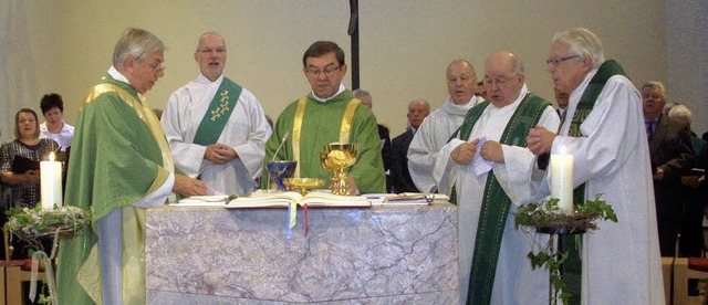 Beim feierlichen Gottesdienst zur Vera...n Fleig und  Pfarrer Wolfgang Andres.   | Foto: Irene Br