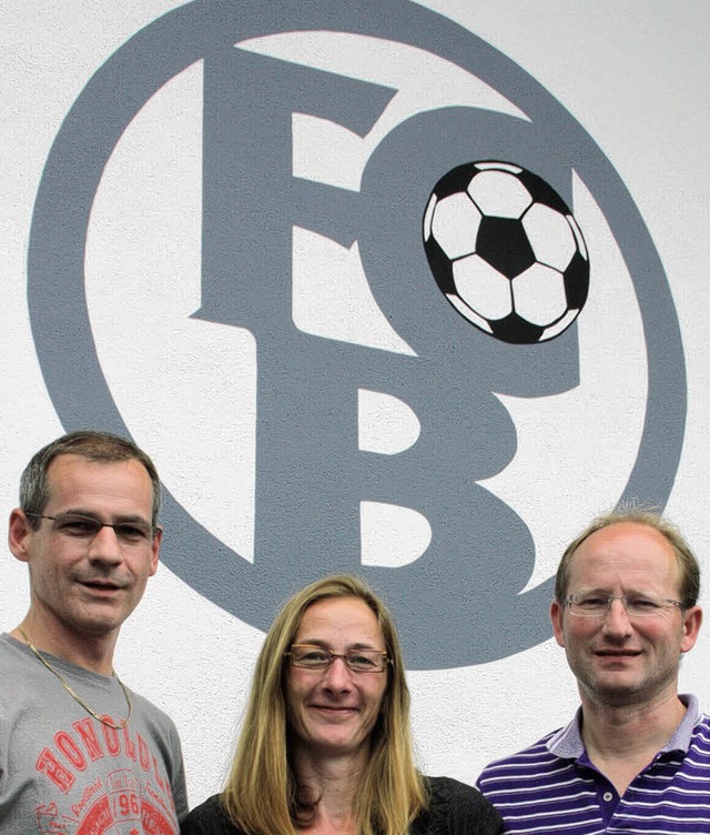 Vor dem neuen Vereinslogo am Vereinshe...links) freuen sich aufs FCB-Jubilum.   | Foto: Jrn Kerckhoff