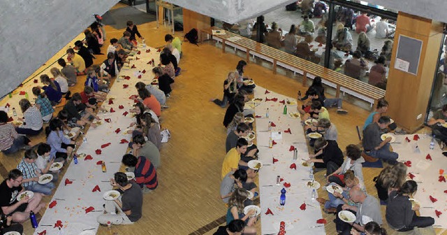 Alle zu Tisch! 700 Esser im Droste-Hlshoff-Gymnasium.   | Foto: heike fries