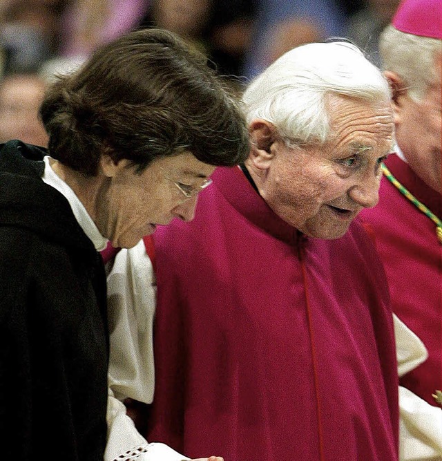 Ingrid Stampa (hier mit dem Bruder des...n der Seite von Benedikt XVI. dulden.   | Foto: dpa