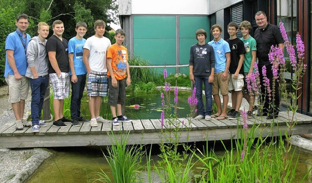 Die Teilnehmer der Biotop-AG mit  Leit... der Brcke, die ber den Teich fhrt.  | Foto: BEHA