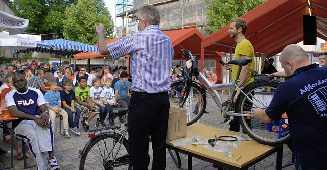 Die Fahrradversteigerung beim Dorfhock...Wyhl fand am Sonntag groes Interesse.  | Foto: Roland Vitt