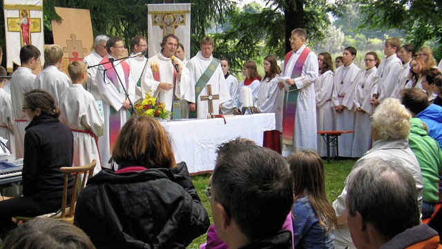 500 Glubige feierten die Eucharistief...em Himmel am Riegeler Gehrpfadweiher.   | Foto: Helmut Hassler