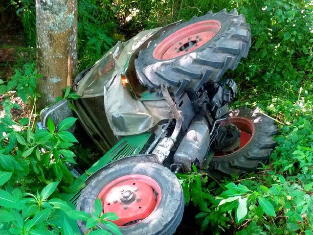 An einer steilen Bschung kippte ein Traktor um.  | Foto: Privat