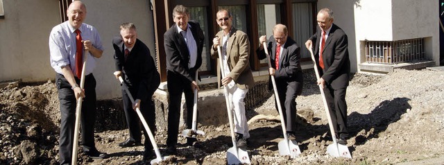 Vorgezogener Spatenstich zur Ortskerns...ald Makiola, Bauleiter der Sparkasse.   | Foto: Wilfried Dieckmann