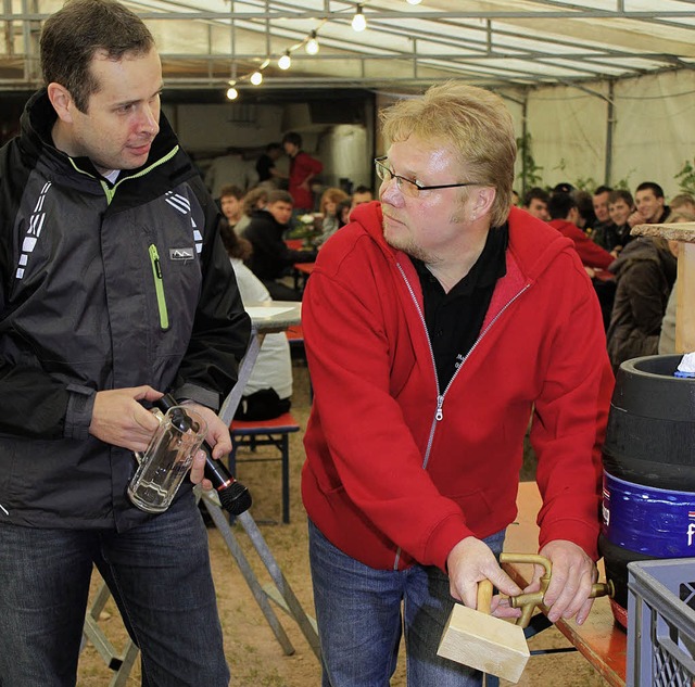 Das Waldfest des Musikvereins Oberbrn...nd Harald Mller mit dem Fassanstich.   | Foto: Gert brichta