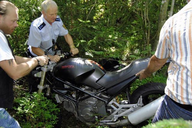 Linksabbieger kollidiert mit Motorradfahrern