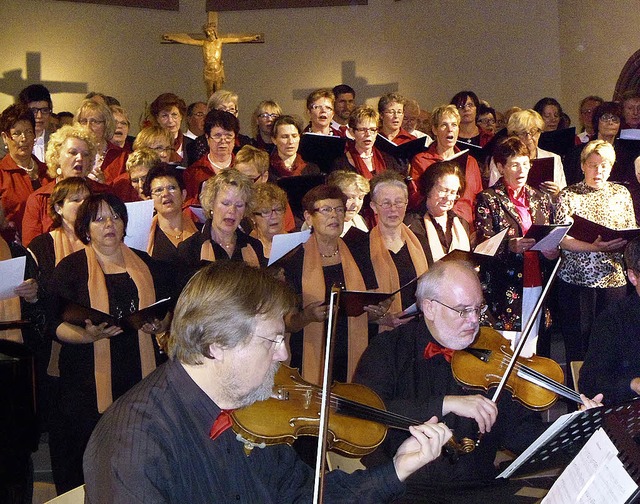 Zehn Chre unter der Gesamtleitung von...  in der Pauluskirche in Badenweiler.   | Foto: Bianca Flier