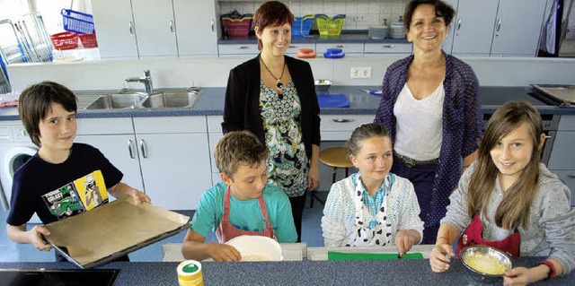 Gesundes Essen aus der Lehrkche&#8211...euungslehrerin Petra Schmieder einig.   | Foto: Frank Kiefer