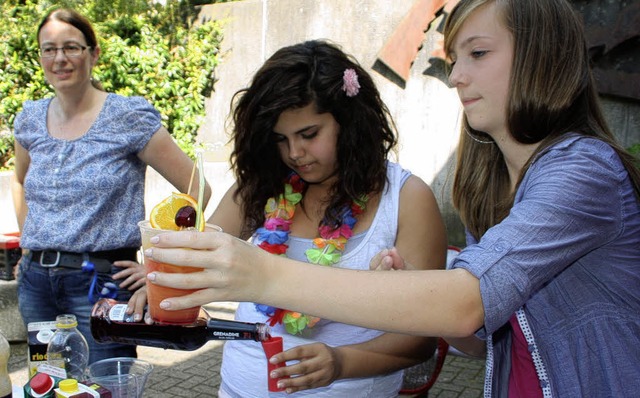 Die khlen Cocktails der Schlerinnen ...m heien Sommerfest reienden Absatz.   | Foto: Jrn Kerckhoff