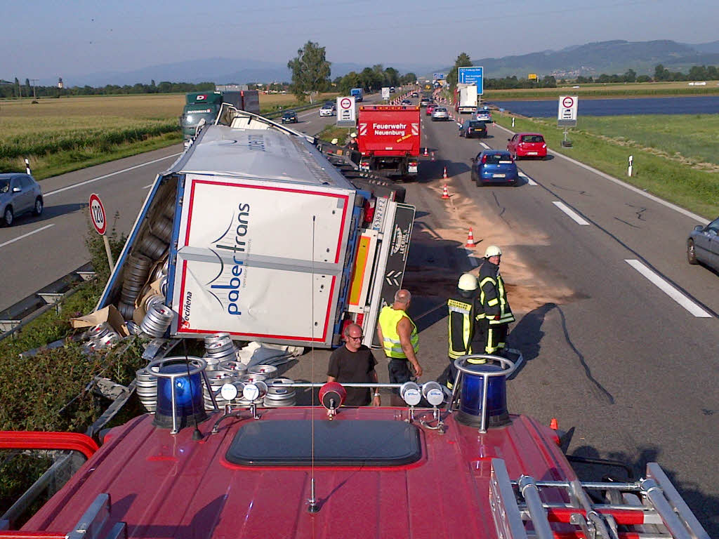 Laster Kippt Nach Unfall Um – Langer Stau Auf Der A5 - Bad Krozingen ...