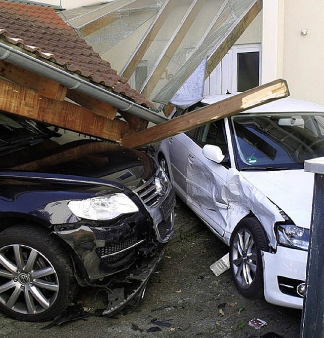 Wegen einer Nies-Attacke prallte ein V...n einen Carport und gegen einen Audi.   | Foto: Polizei