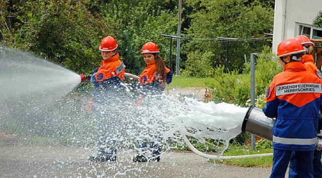 &#8222;Wasser und Schaum marsch&#8220;...igte  bei einer Schaubung ihr Knnen.  | Foto: Christiane Sahli