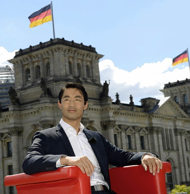 Sitzt noch  im Chef-Sessel, ist aber  ... Kritik: FDP-Parteichef Philipp Rsler  | Foto: dpa