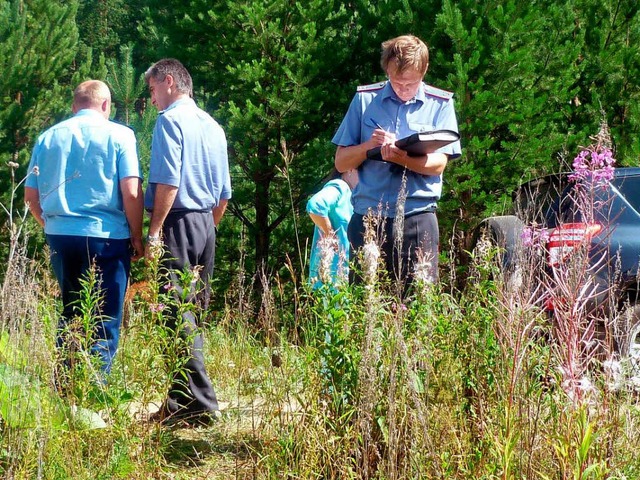 Polizisten untersuchen die Stelle, an ...tndigen russischen Regionalbehrde.)   | Foto: dpa