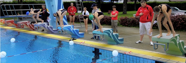 <ppp>, fertig, los! Die Schwimmabteilu...chen Regenwetter ihre Vereinsmeister.   | Foto: eva korinth