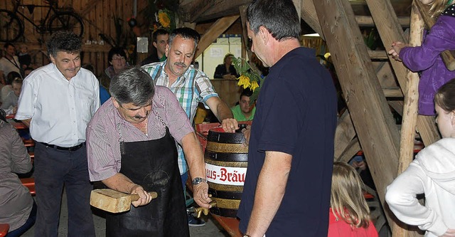 Mit zwei Schlgen erledigte Ortsvorste...stich beim Tutschfeldener Dreschefest.  | Foto: Marion Domann