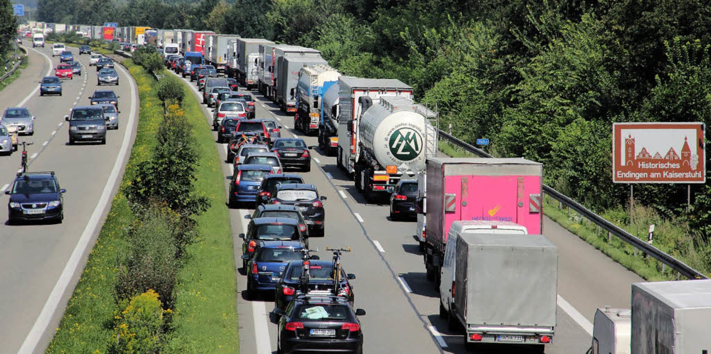 Kilometerlanger Stau nach einem Unfall auf der A5 bei Riegel  | Foto: Hans-Peter Ziesmer