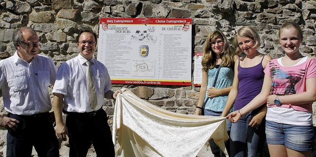 Adelbert Kern  und Thomas Schfer (von...e erste Infotafel auf der Geroldseck.   | Foto: heidi fssel