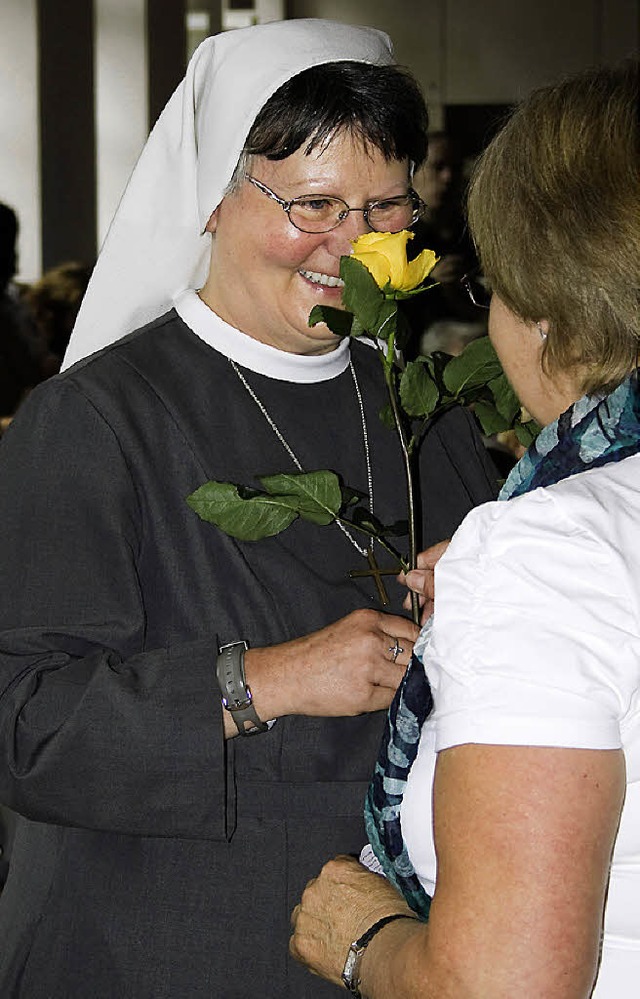 Zum Abschied eine Rose fr Schwester Wetzel   | Foto: BZ