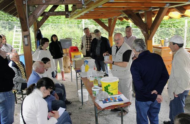 Die Imkerei als Hobby entdecken mittle...echts, mitte) hat aufmerksame Zuhrer.  | Foto: Christa Maier