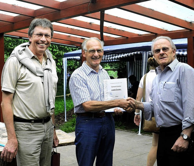 Gerhard Lrcher bekommt von Wolfgang B...m die silberne Ehrennadel berreicht.   | Foto: Wolfgang Knstle