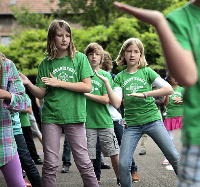 Schler prsentieren das grne T-Shirt der Schule.   | Foto: Ch. Breithaupt