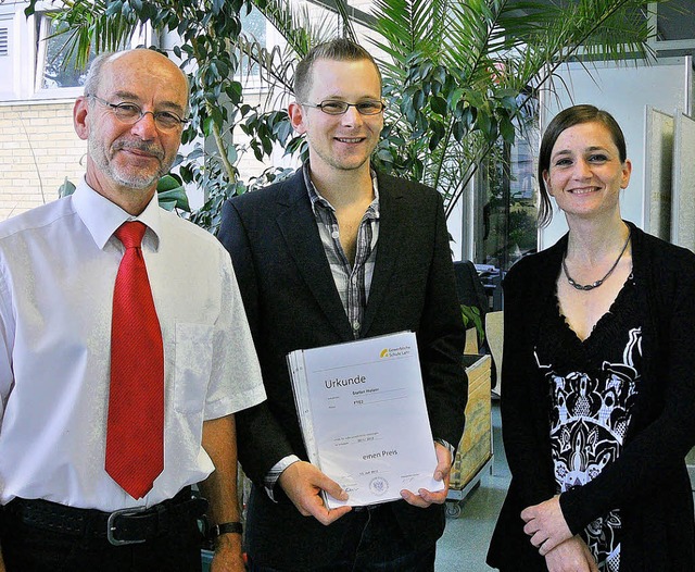 Stefan Holzer aus Oberharmersbach erhi...und Schulleiter Werner Saier (links).   | Foto: Birgit Gass