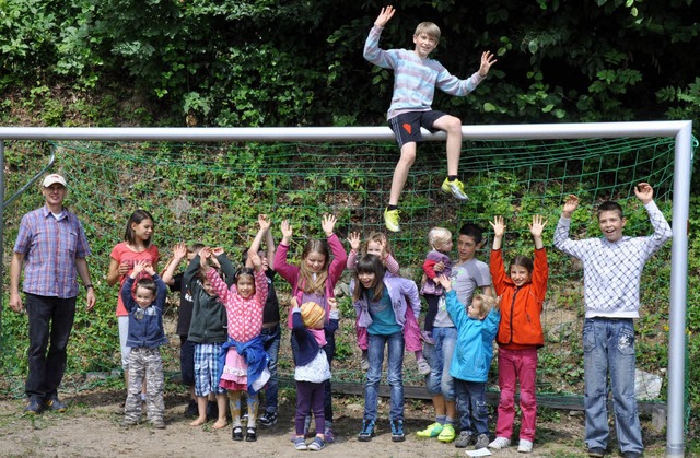 Die Freude ist gro  ber die neu ange...te  bei der Pfaffenberger Dorfjugend.   | Foto: Georg ganter