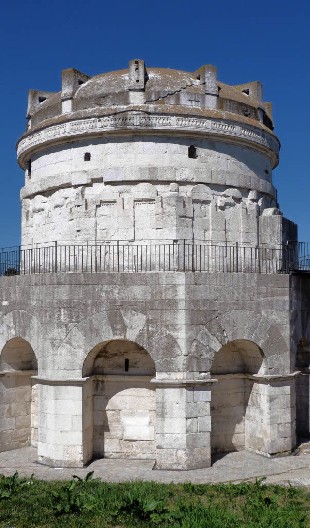 Freier Eintritt  fr Senioren und Kind...: das Theoderich-Mausoleum in Ravenna   | Foto: Mller