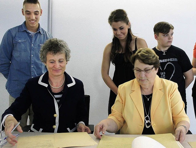Die Schulleiterinnen Petra Sauer (Brom...rane) bei der Vertragsunterzeichnung.   | Foto: ZVG