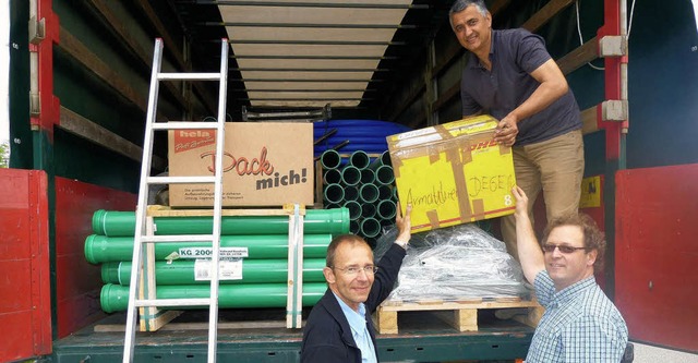 Die Rotarier Matthias Rbbelen, Johann...oll (von links) legen letzte Hand an.   | Foto: privat