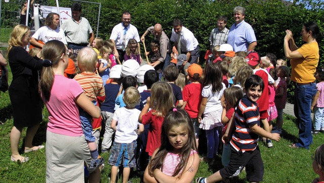 Begeistert halfen die Kinder mit eifri...ufeln beim Baubeginn am Kindergarten.   | Foto: gustav rinklin