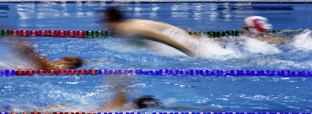 Es muss ja nicht gleich olympisch zuge...lt auch im Neuenburger Hallenbad fit.   | Foto: dpa