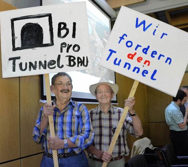 Nicht zu bersehen waren die Vertreter der Tunnel-BI im Rathaus.   | Foto: Peter Gerigk