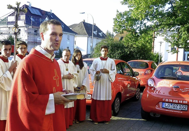 Bei der Fahrzeugsegnung nach dem Abend...ozialstation und Caritas-Tagespflege.   | Foto: Claudia Gempp