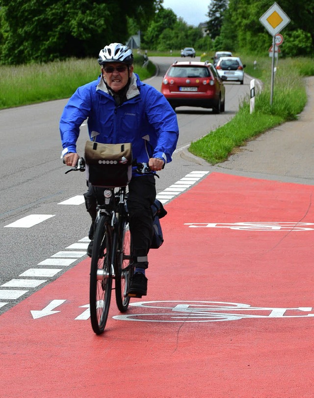 Rot markierte Radwege an Straeneinmn...nd gbe sind, wnscht sich auch Wehr.   | Foto: Andrea Gallien