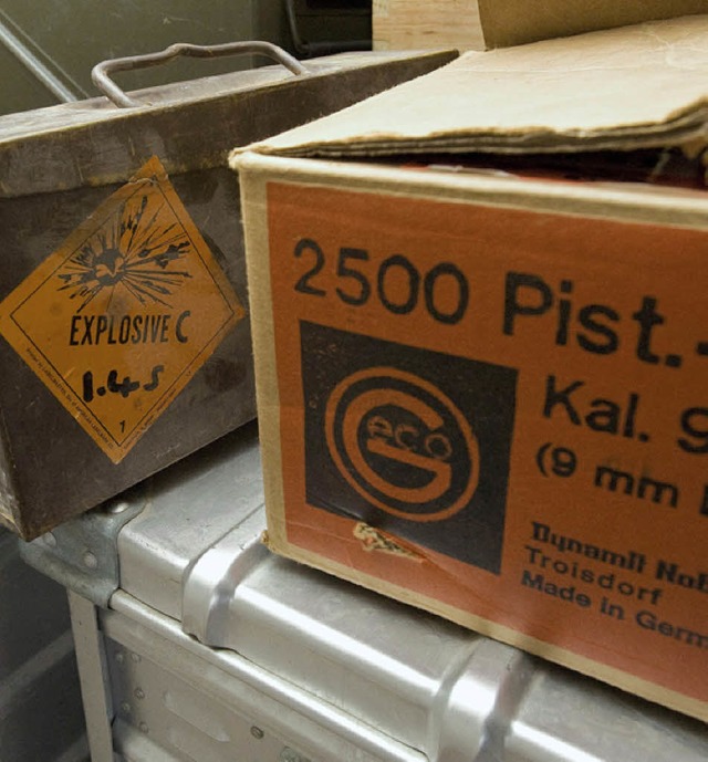 Ein Teil der explosiven Sammlung von &...e im Januar 2011 sichergestellt wurde.  | Foto: dpa